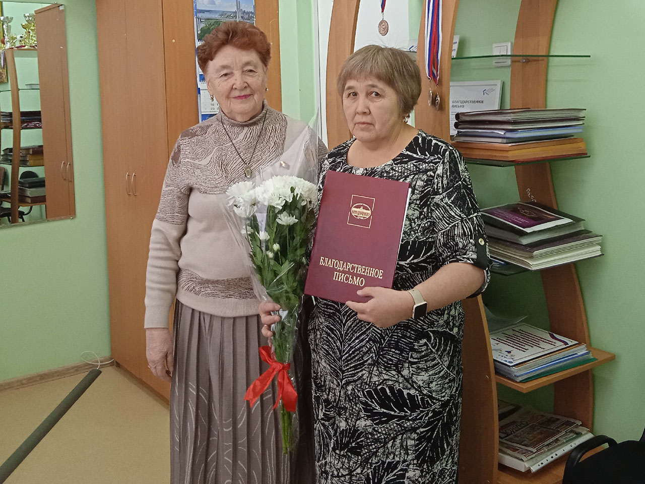 Депутат КПРФ Тамара Казанцева вручила заслуженные награды педагогам