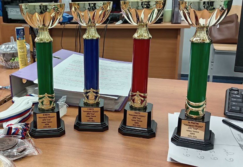 Активист КПРФ Дмитрий Санников вручил награды победителям конкурса «Новогодний спецназ»