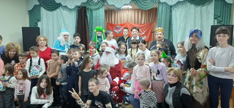                         Серия новогодних представлений Тюменского обкома КПРФ завершилась в д. Большие Акияры Тюменского района