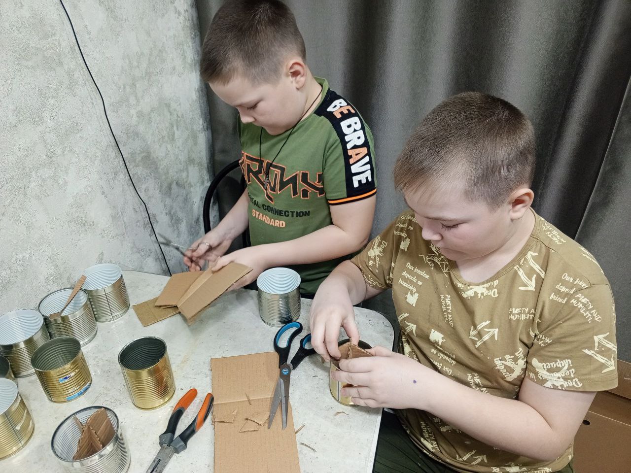 Голышмановский район: лидер местного отделения КПРФ передаёт детям опыт изготовления окопных свечей