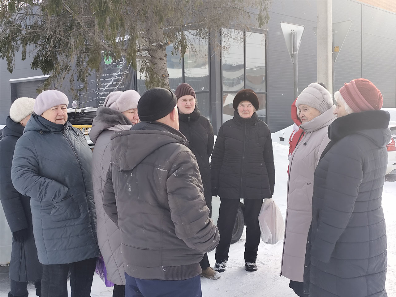«Деревня в городе». Жители Ожогина пожаловались депутату КПРФ Тамаре Казанцевой на «жизнь в резервации»