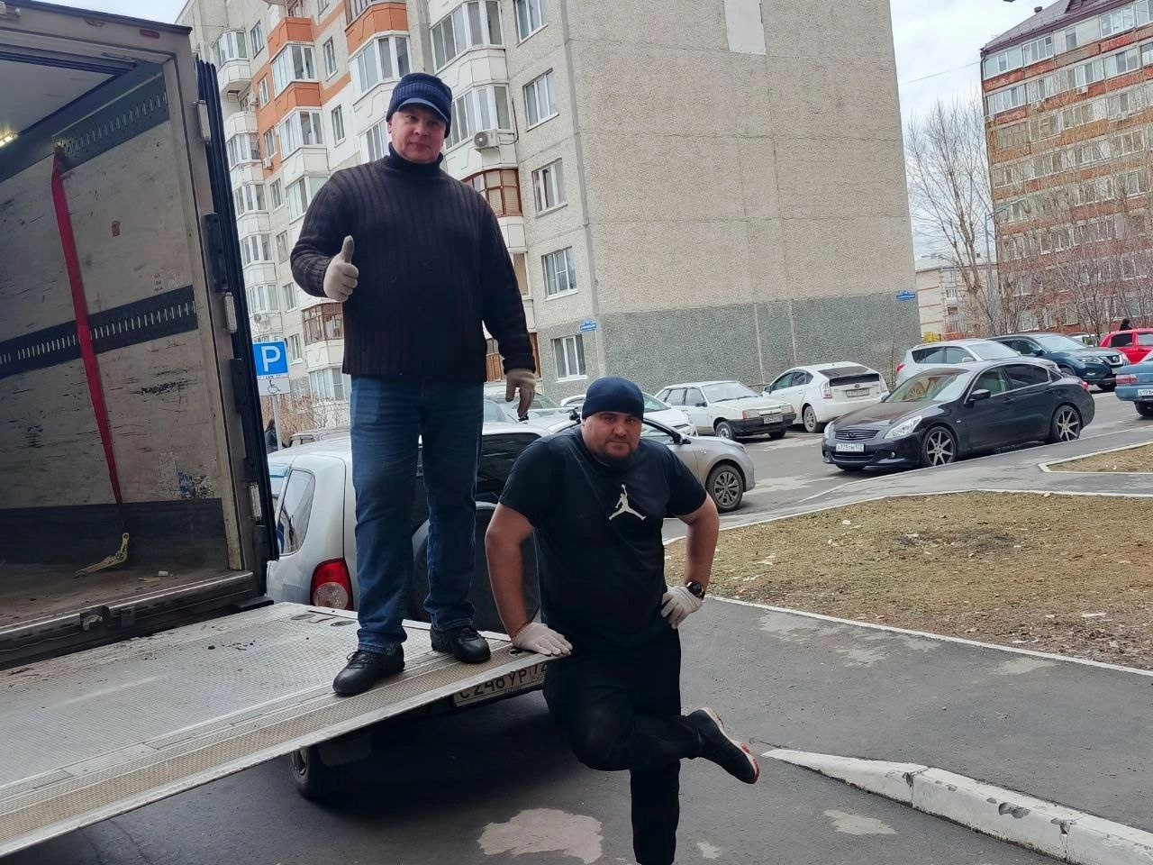 Тюменские коммунисты собрали и передали теплоизоляционные материалы для бойцов СВО