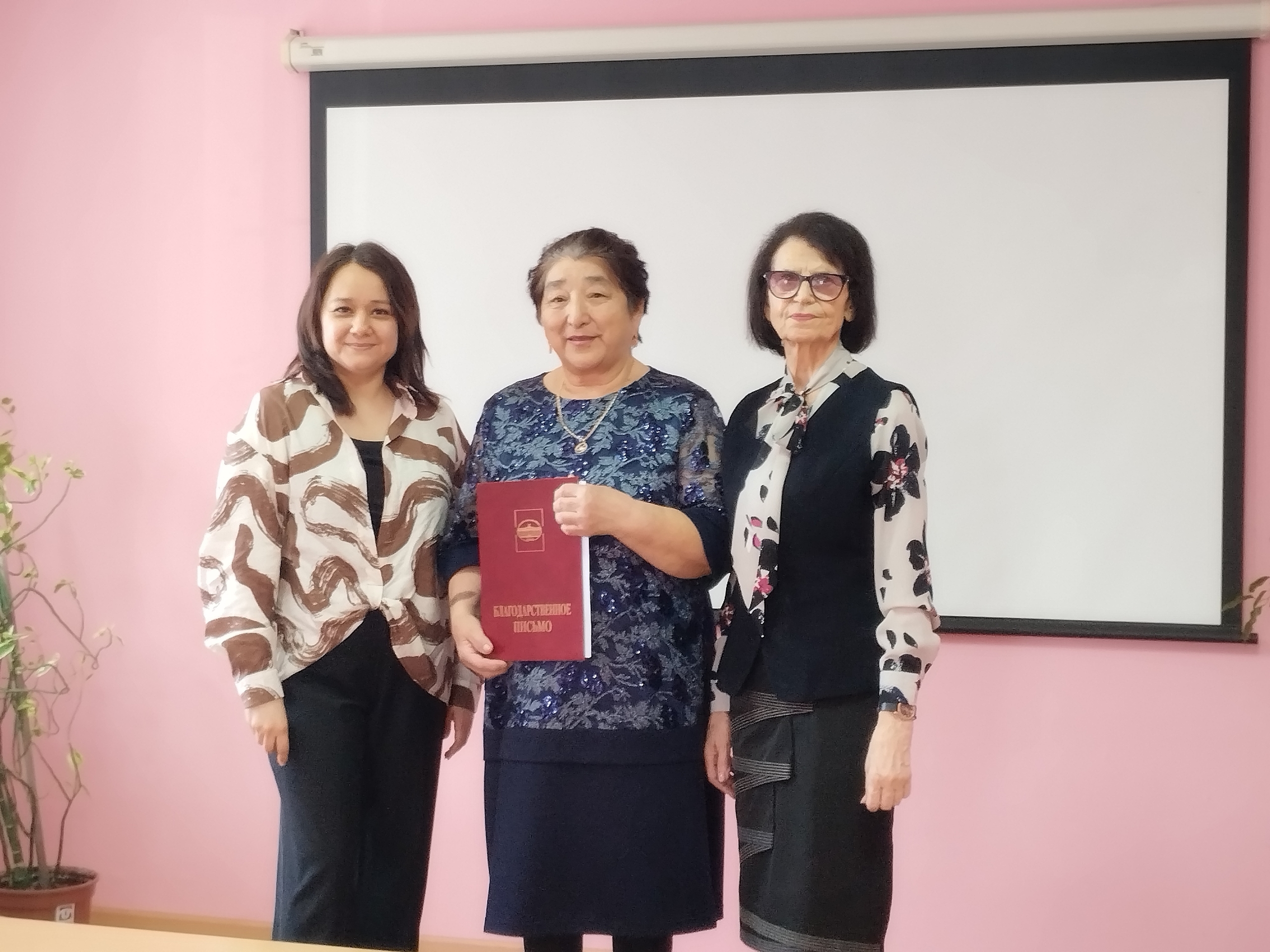                         Депутат КПРФ Регина Юхневич наградила общественницу из деревни Сабанаки Тобольского района