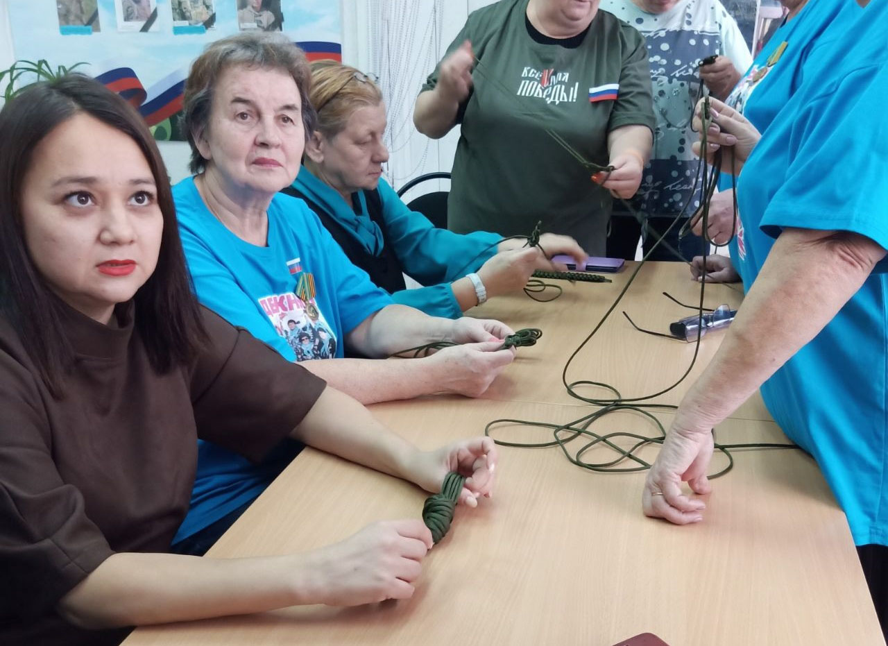 Регина Юхневич посетила мастер-классы волонтёров СВО в Тобольском районе