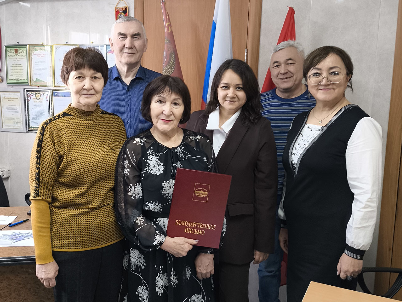 Депутат КПРФ Регина Юхневич вручила награду исполнительному директору НКА сибирских татар Тобольска