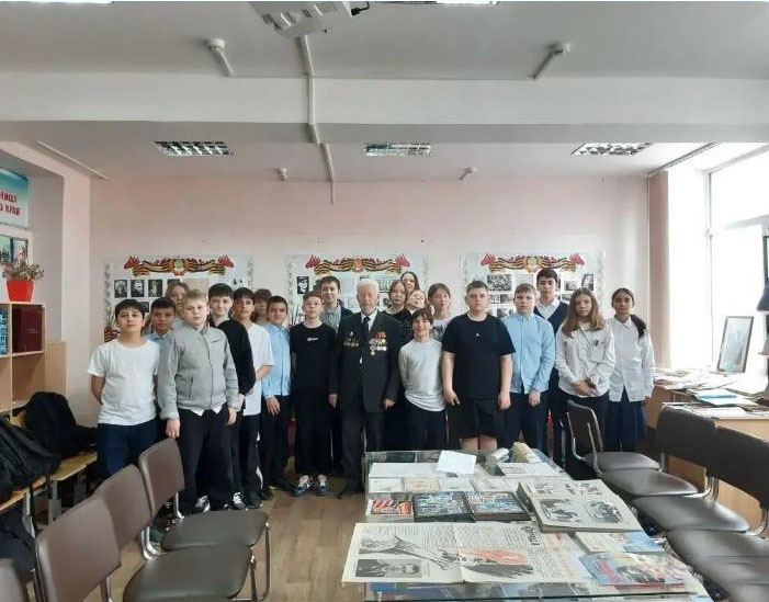 В тюменском лицее №34 активисты КПРФ провели для шестиклассников цикл уроков, посвященных первым космонавтам СССР