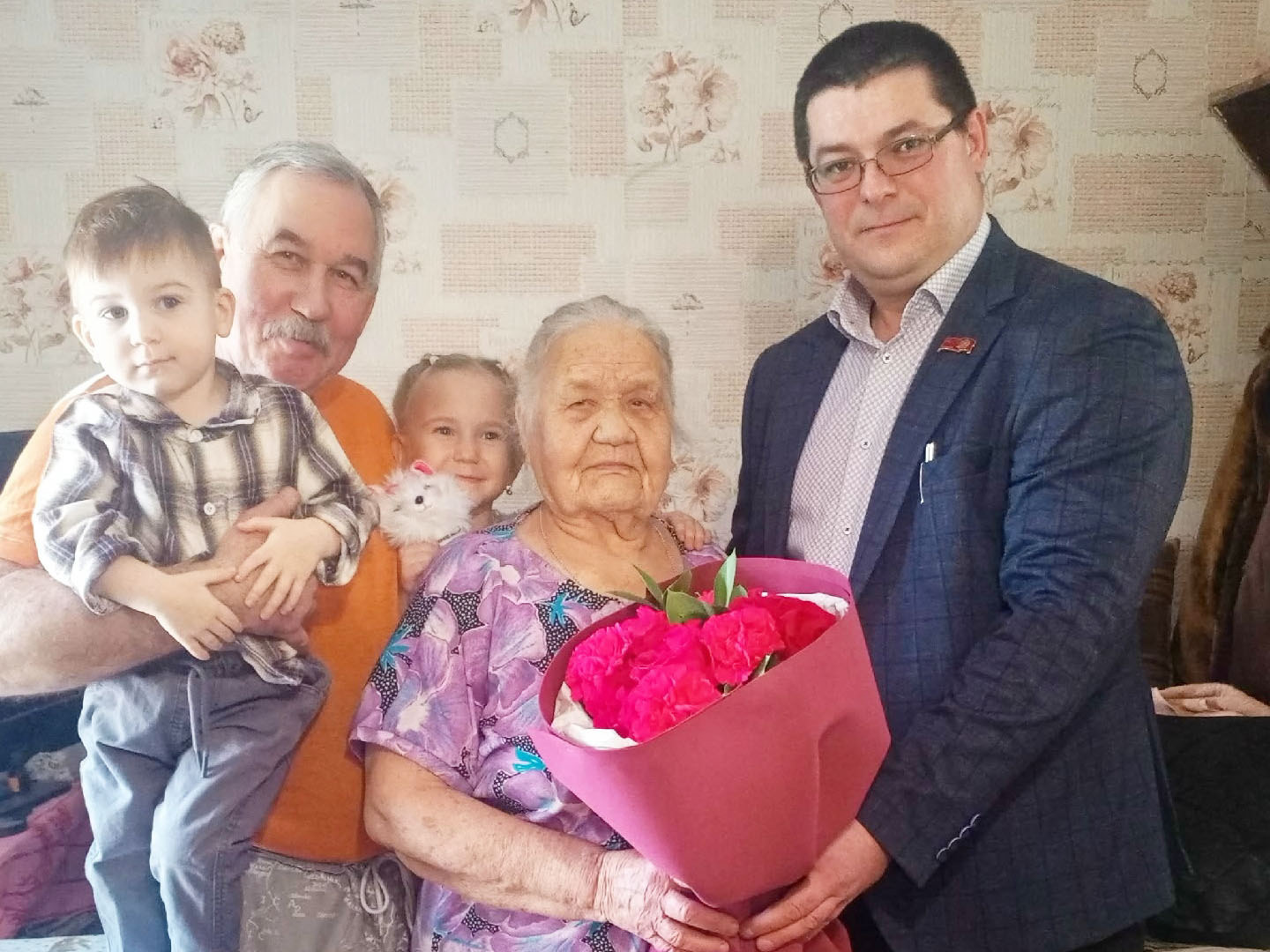 КПРФ поздравила дитя войны из Голышмановского района с 90-летием