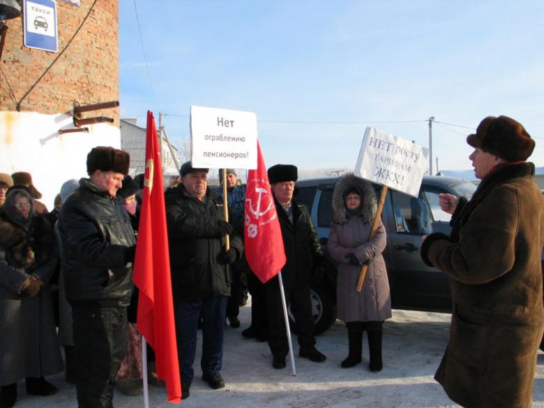 “Нет ограблению стариков!”. В Бердюжье пенсионеры вышли на митинг за повышение пенсий