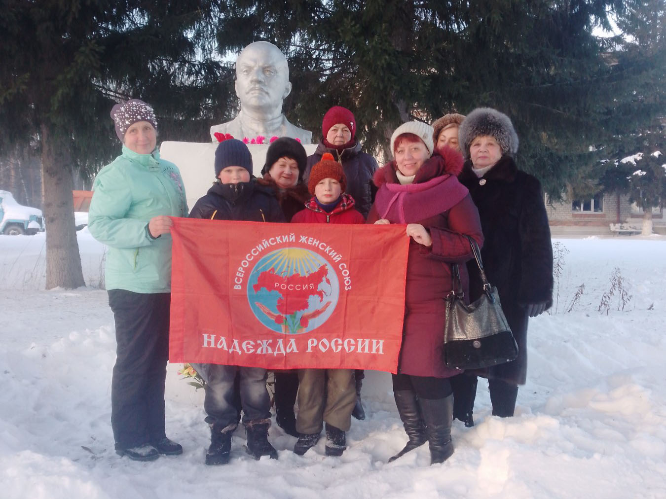 В Заводоуковске пионерский отряд «Лучики» возложил цветы к памятнику Ленину