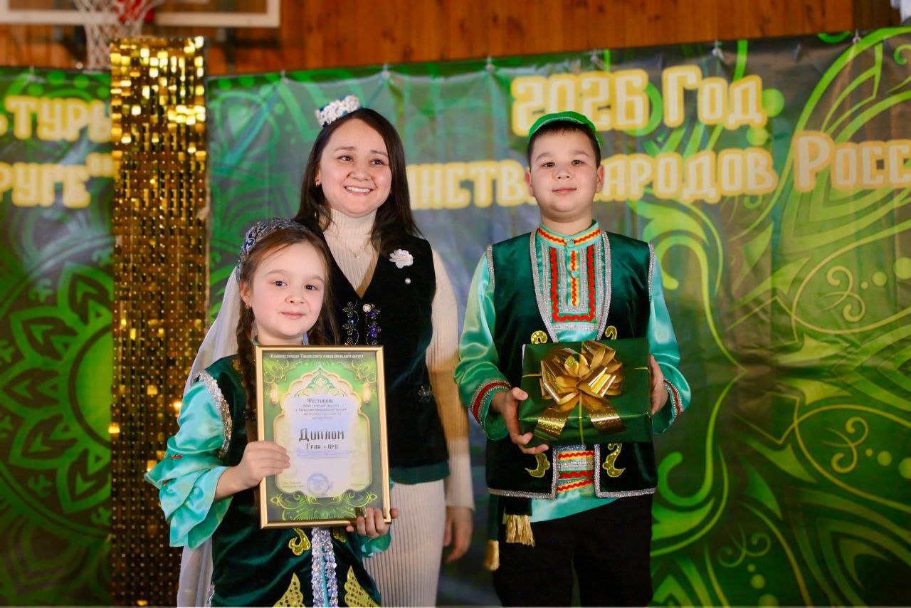 Депутат КПРФ Регина Юхневич вручила гран-при победителям фестиваля «Дни татарской культуры» в Тобольском районе