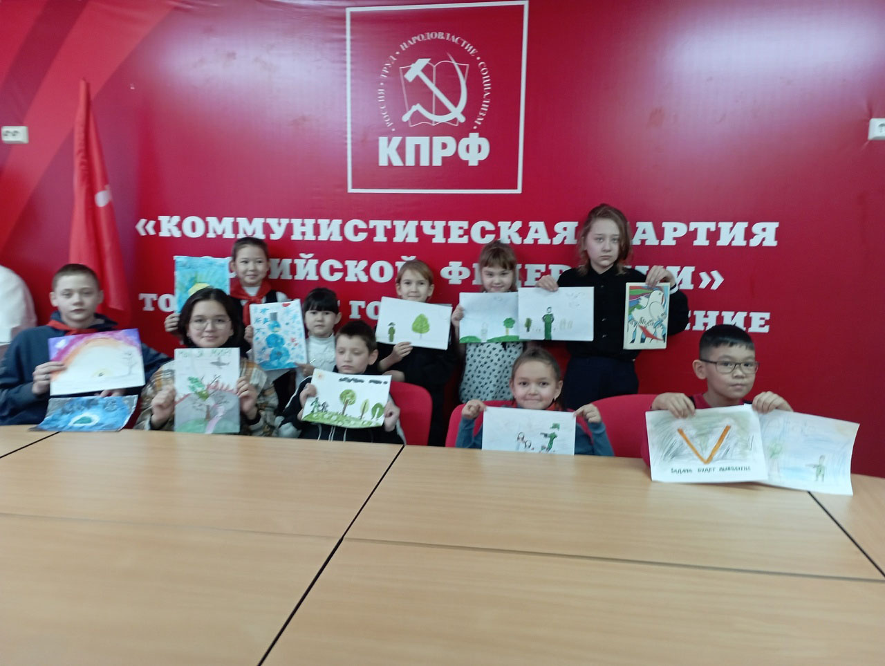 
                        Тобольские пионеры готовят рисунки для участников специальной военной операции                    