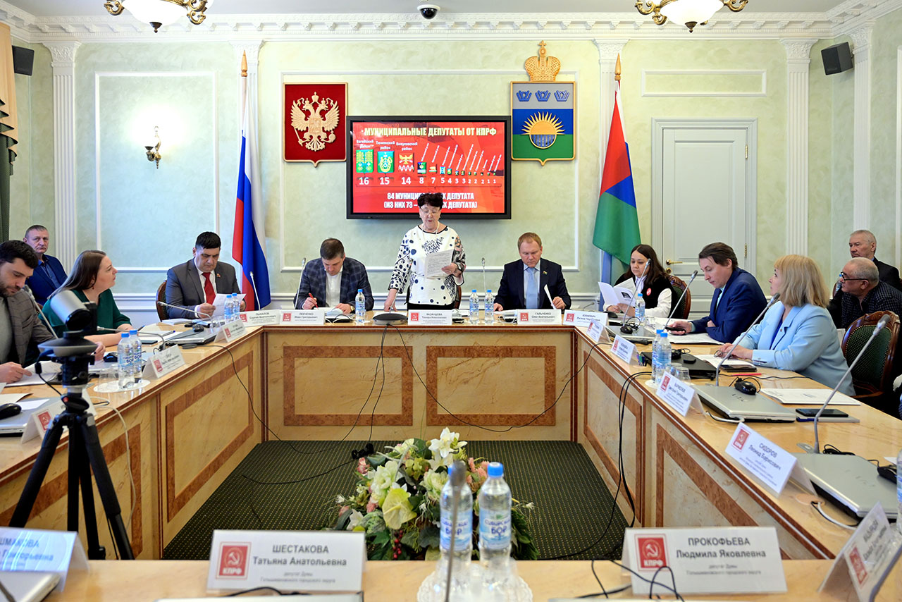 Фракция КПРФ Тюменской областной думы занимает первое место по количеству обращений на одного депутата