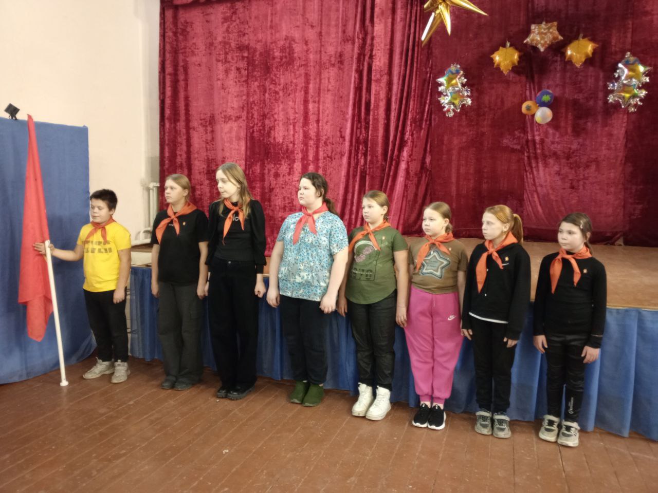 Осенние каникулы с пользой: исетские пионеры рисуют, учатся и помнят о героях