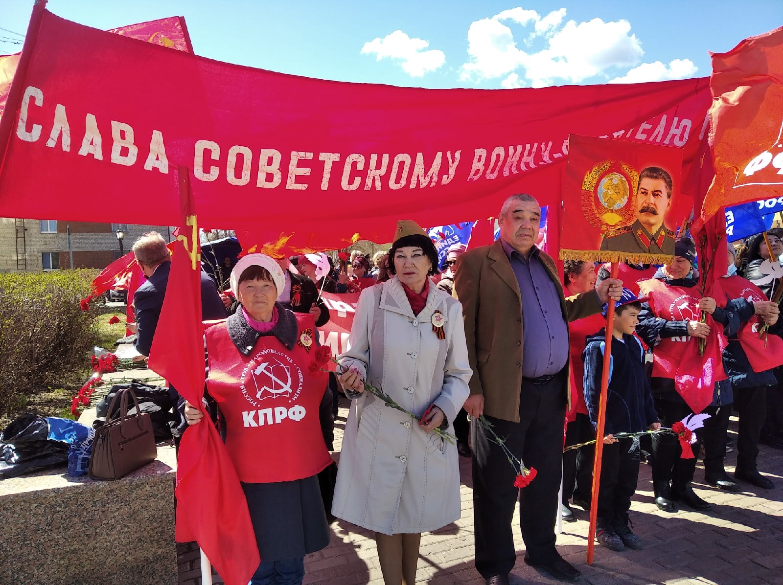 Тобольские коммунисты приняли участие в праздничных митинге и шествии, посвящённых Дню Победы