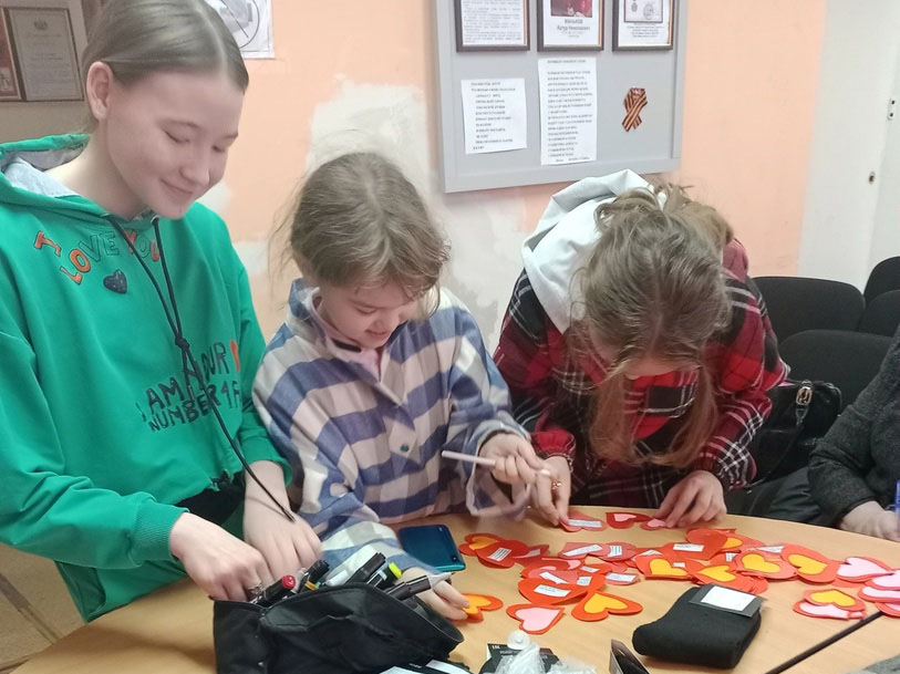 Тобольские пионеры пишут тёплые пожелания для участников специальной военной операции
