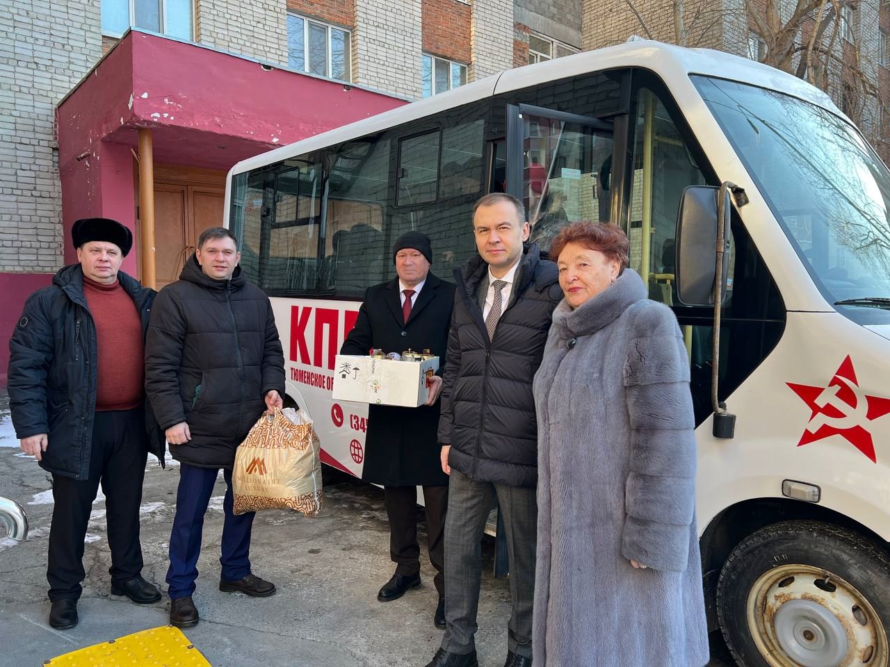 Юрий Афонин в Тюмени встретился с волонтёрами, помогающими фронту, и принял участие в акции в поддержку Народного референдума