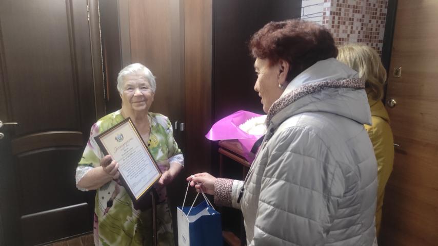 Депутат Тюменской областной Думы Тамара Казанцева поздравила с 90-летием жительницу города Тюмени Китову Пелагею Демидовну