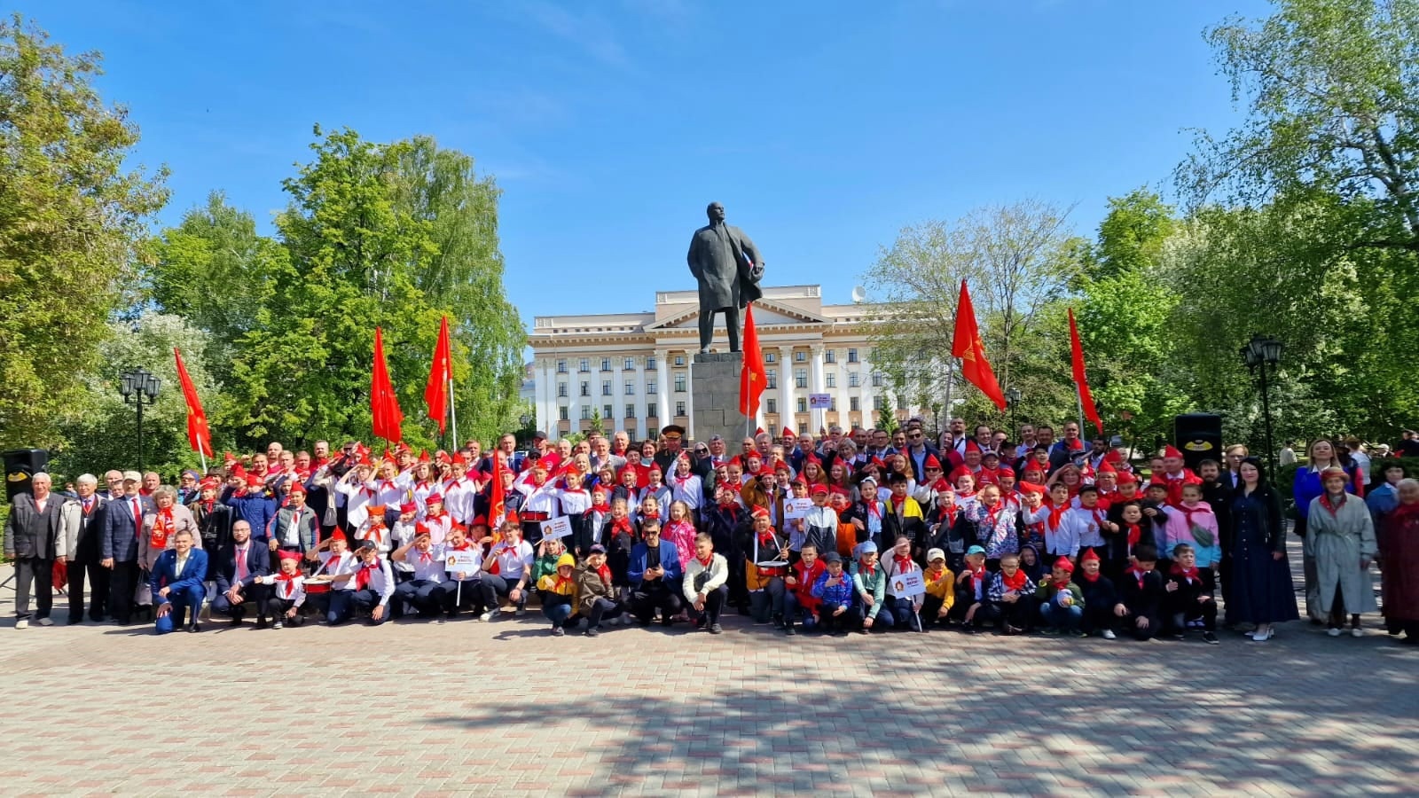 На Центральной площади Тюмени прошла большая линейка, посвящённая 100-летию областной пионерской организации