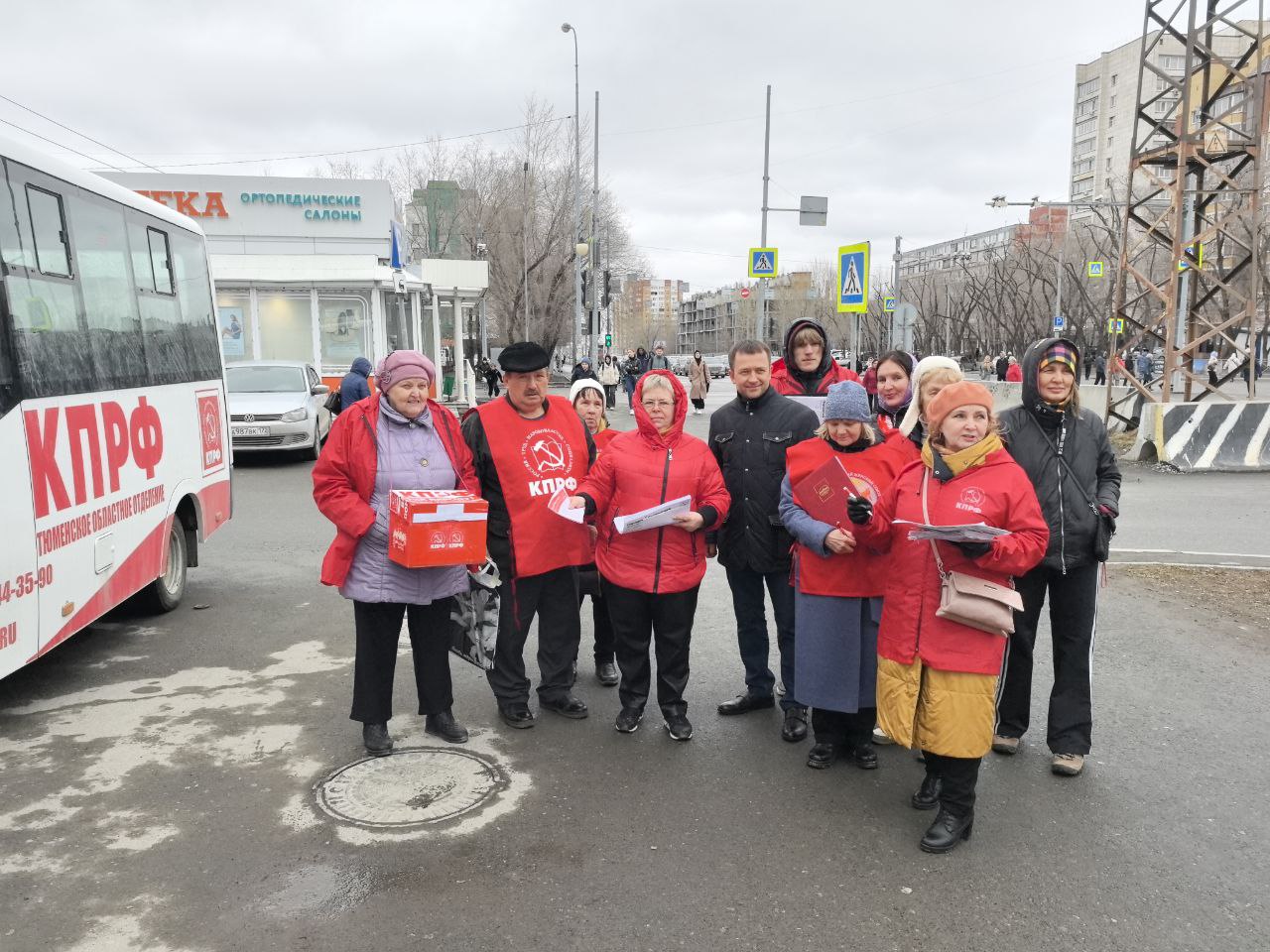 Активисты Центрального райкома КПРФ  провели в Тюмени сбор подписей по вопросам Народного референдума