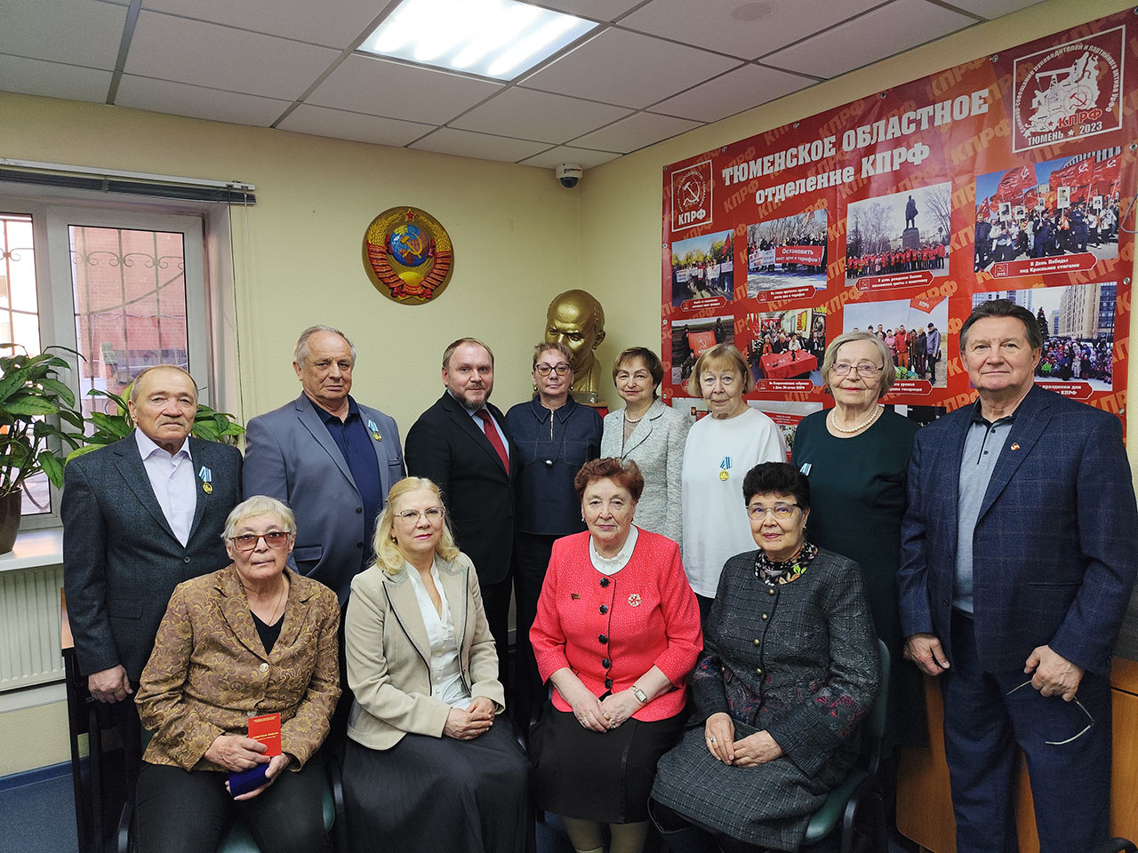 Депутат КПРФ Олег Гальченко вручил памятные медали «Покоритель Самотлора» ветеранам-строителям Нижневартовска