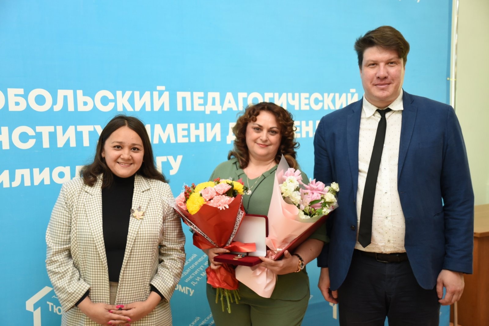 Регина Юхневич наградила заслуженных работников образования