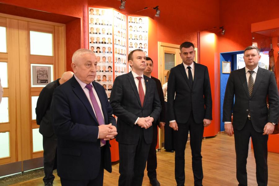Кандидат в Президенты России от КПРФ Николай Харитонов посетил Красноярский машиностроительный завод