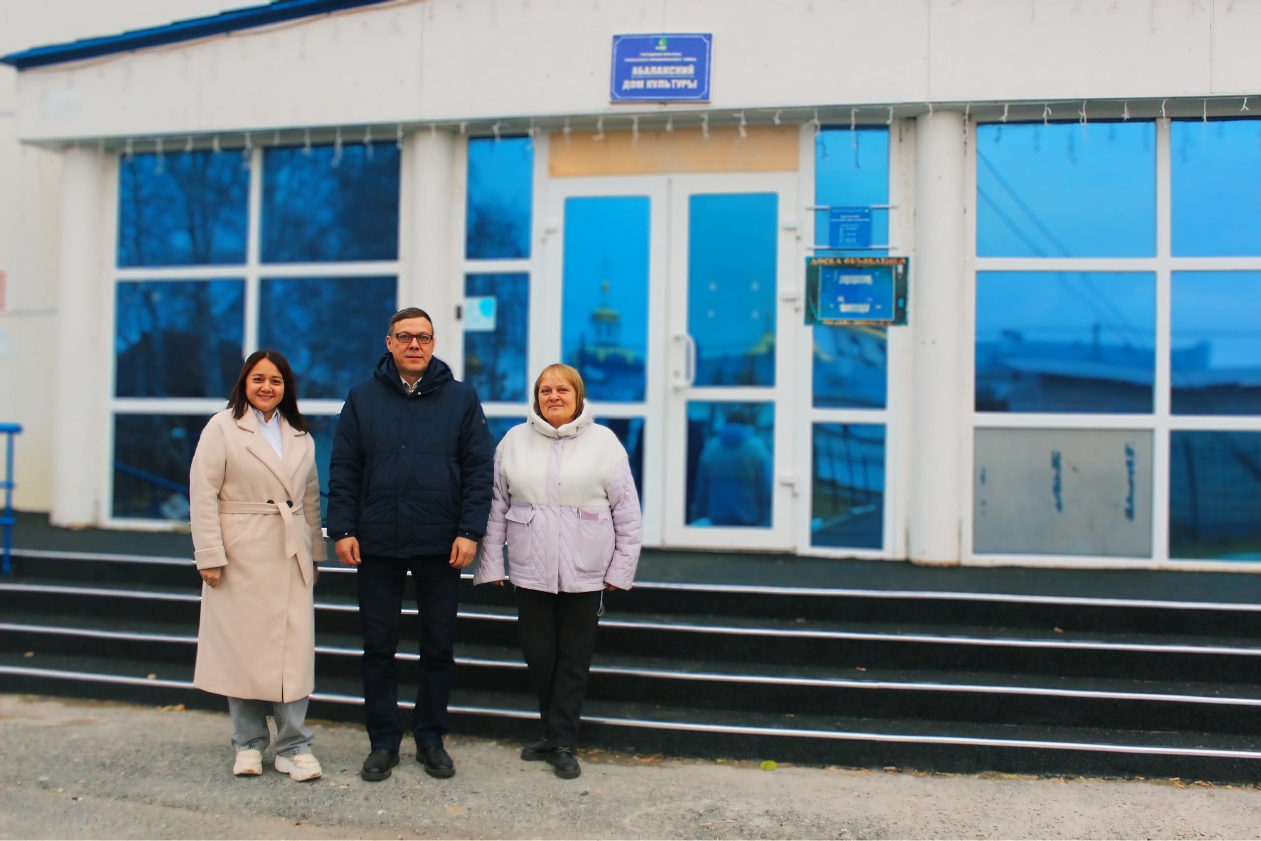 При поддержке депутата-коммуниста Регины Юхневич обновили вход в Дом культуры с. Абалак Тобольского района