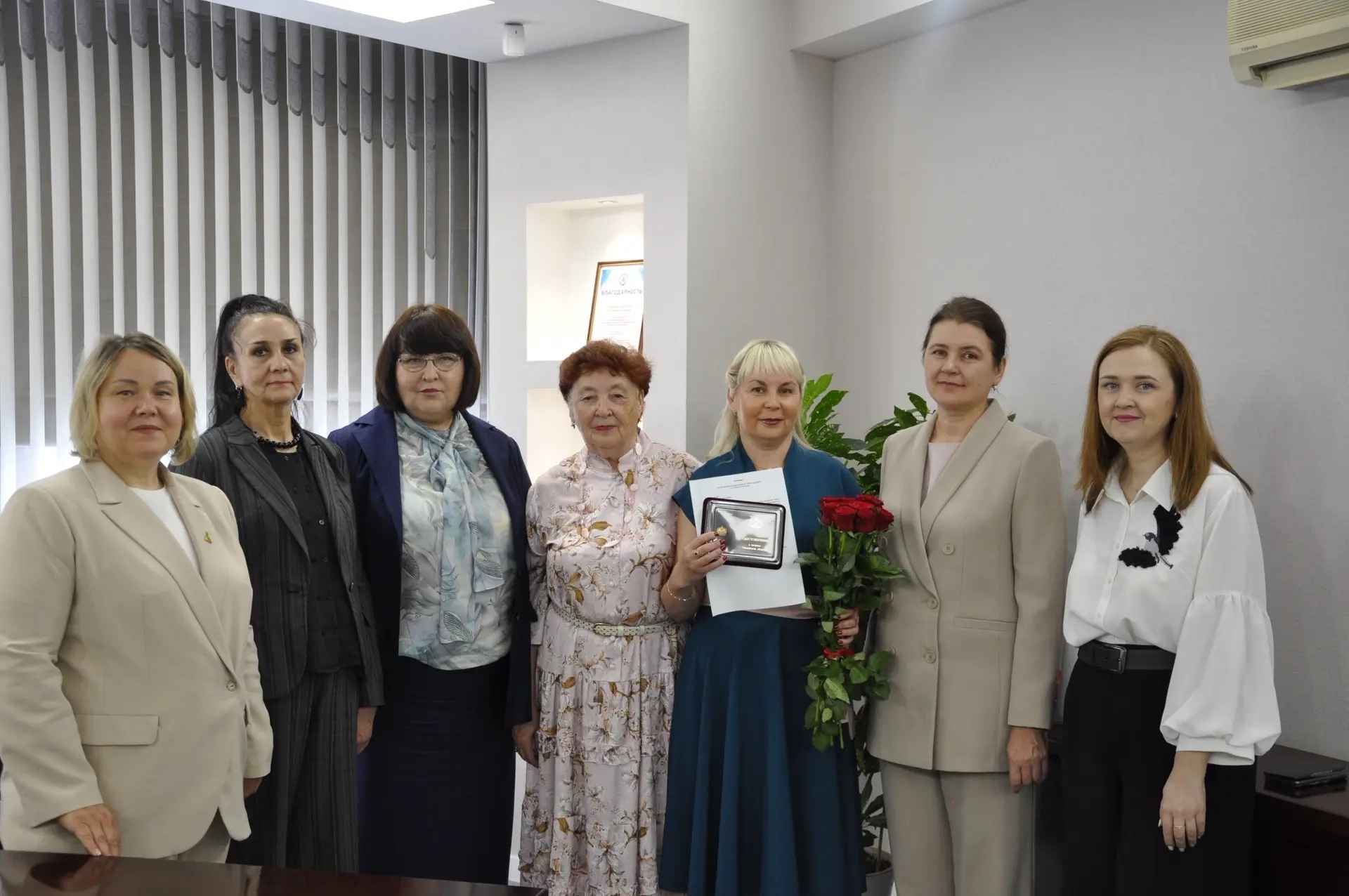 Депутат КПРФ Тамара Казанцева вручила  награду работнику налоговой службы