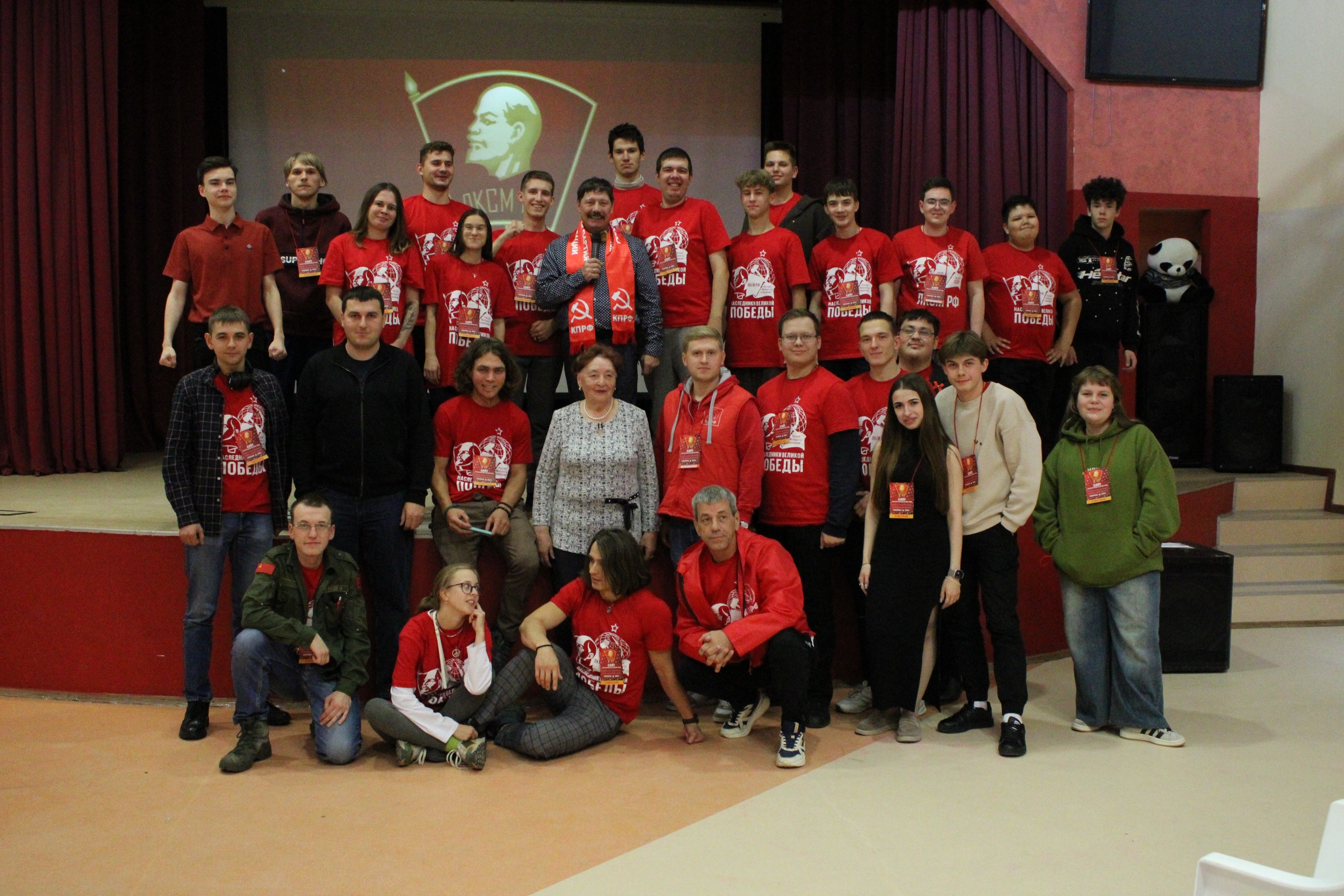 
                        В Тюмени завершил работу слёт комсомольского актива Урала                    