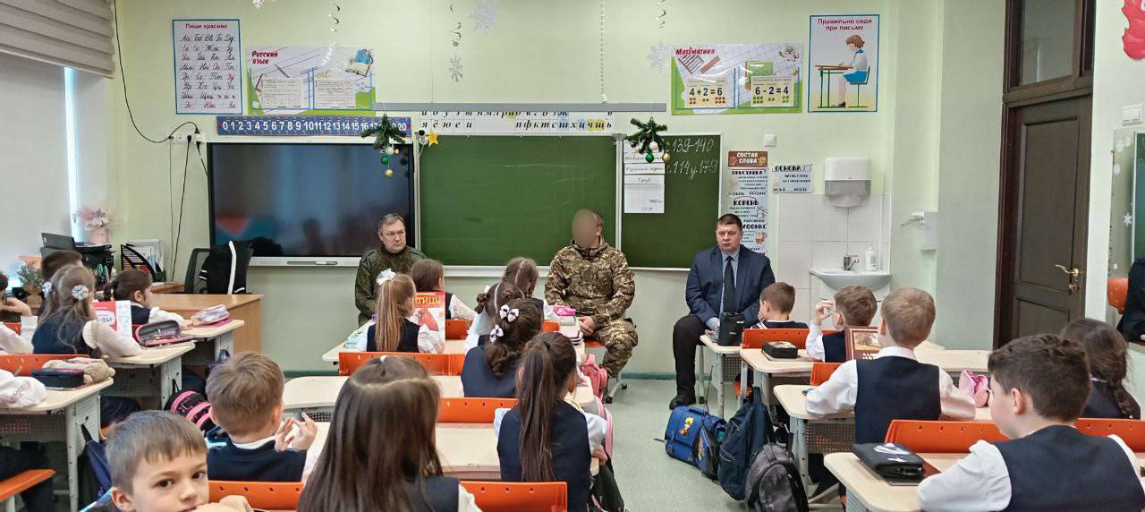 Активист КПРФ Дмитрий Санников организовал урок мужества с участником СВО для детей