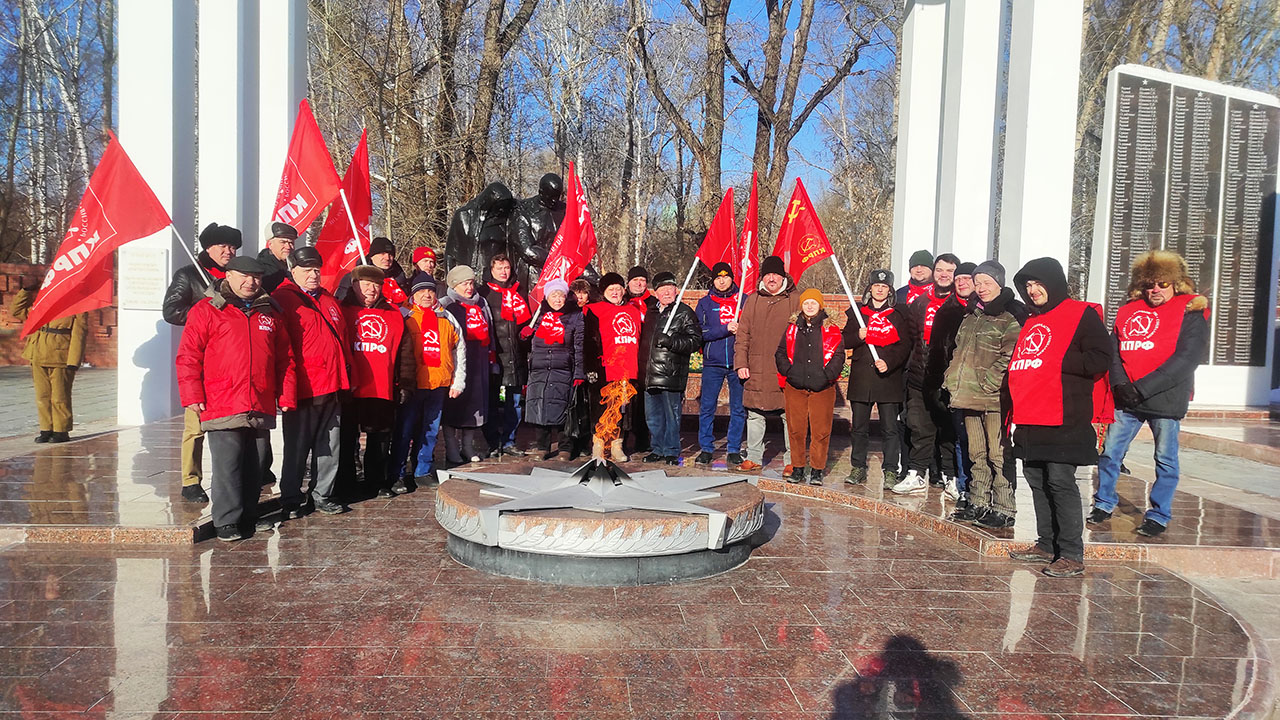 Тюменские коммунисты провели серию возложений цветов к памятникам по случаю 106-ой годовщины образования Советской Армии и Военно-Морского флота