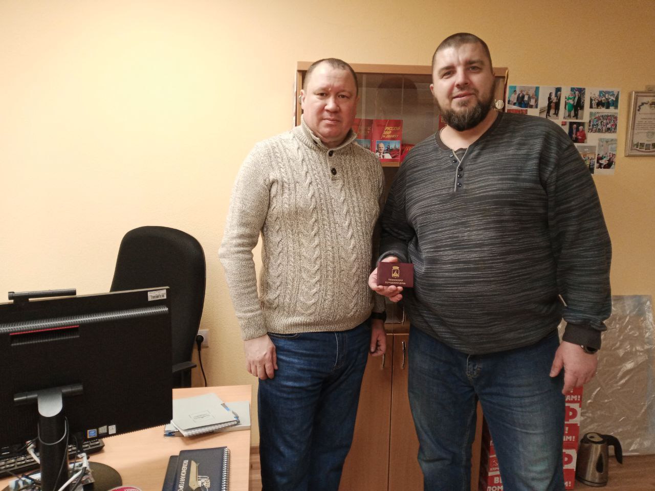 Депутат Александр Жуков вручил удостоверение помощникам.