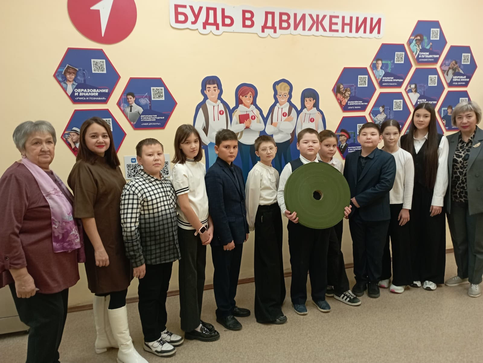 
                        Школьники Тобольска передали материал для плетения маскировочных сетей для волонтёров СВО                    