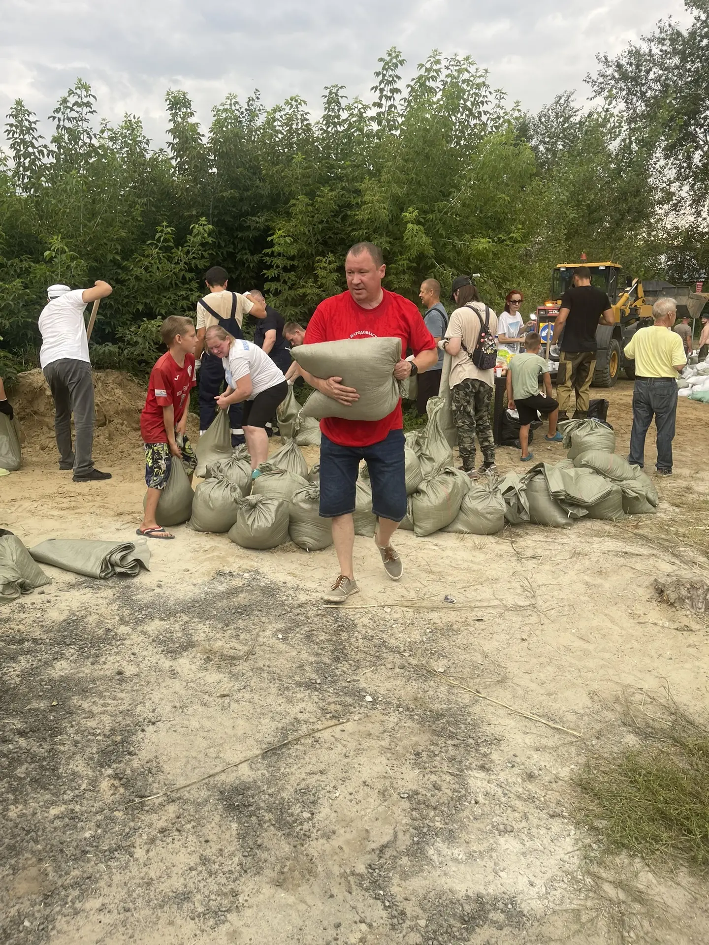 Александр Жуков и Александр Кулаков принимают участие в работе по укреплению дамбы на улице Береговой.
