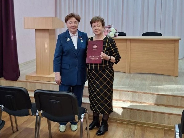 Депутат КПРФ Тамара Казанцева наградила сотрудника Тобольских электросетей