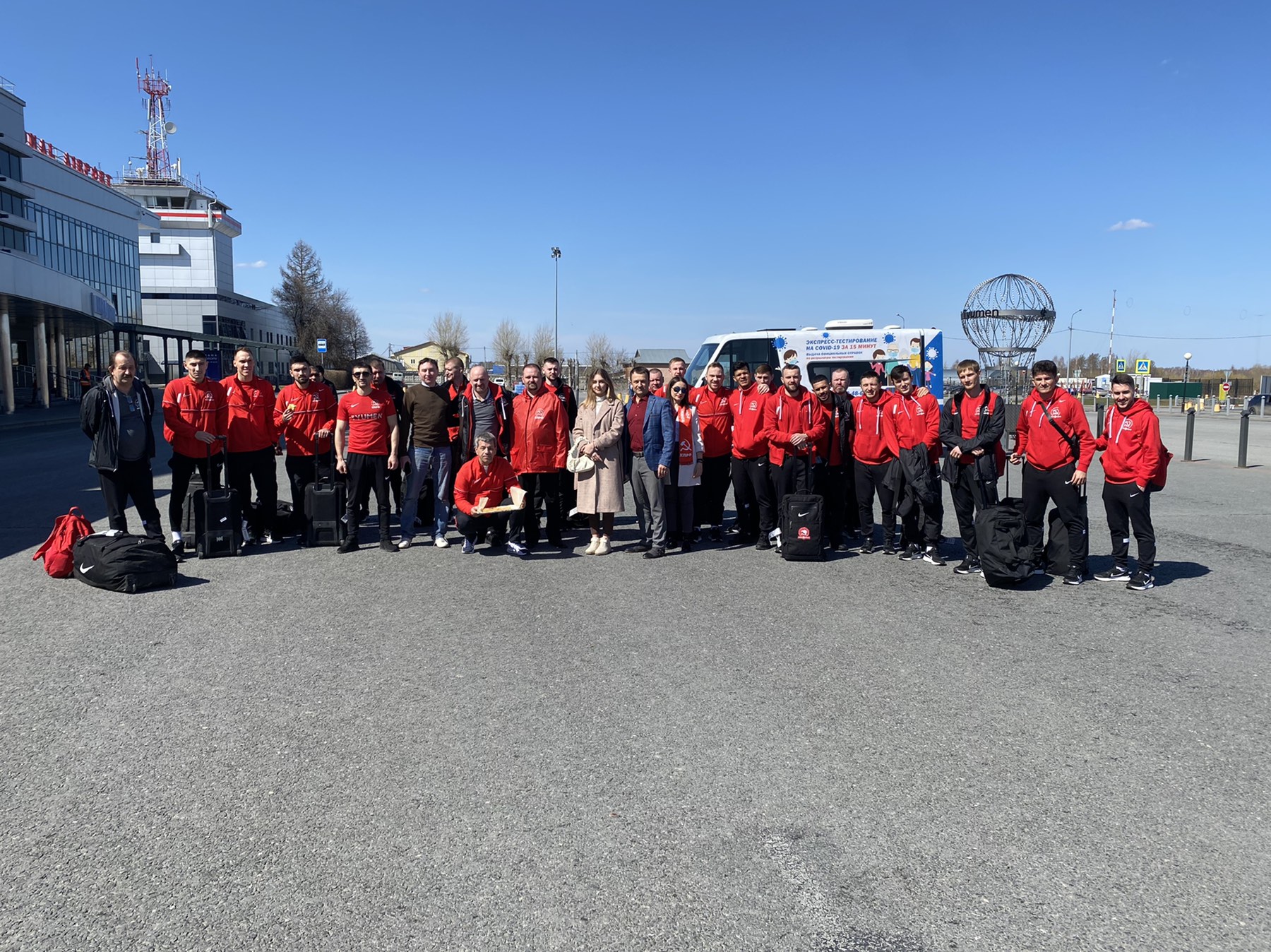 Тюменские коммунисты торжественно встретили команду КПРФ по мини-футболу из Москвы