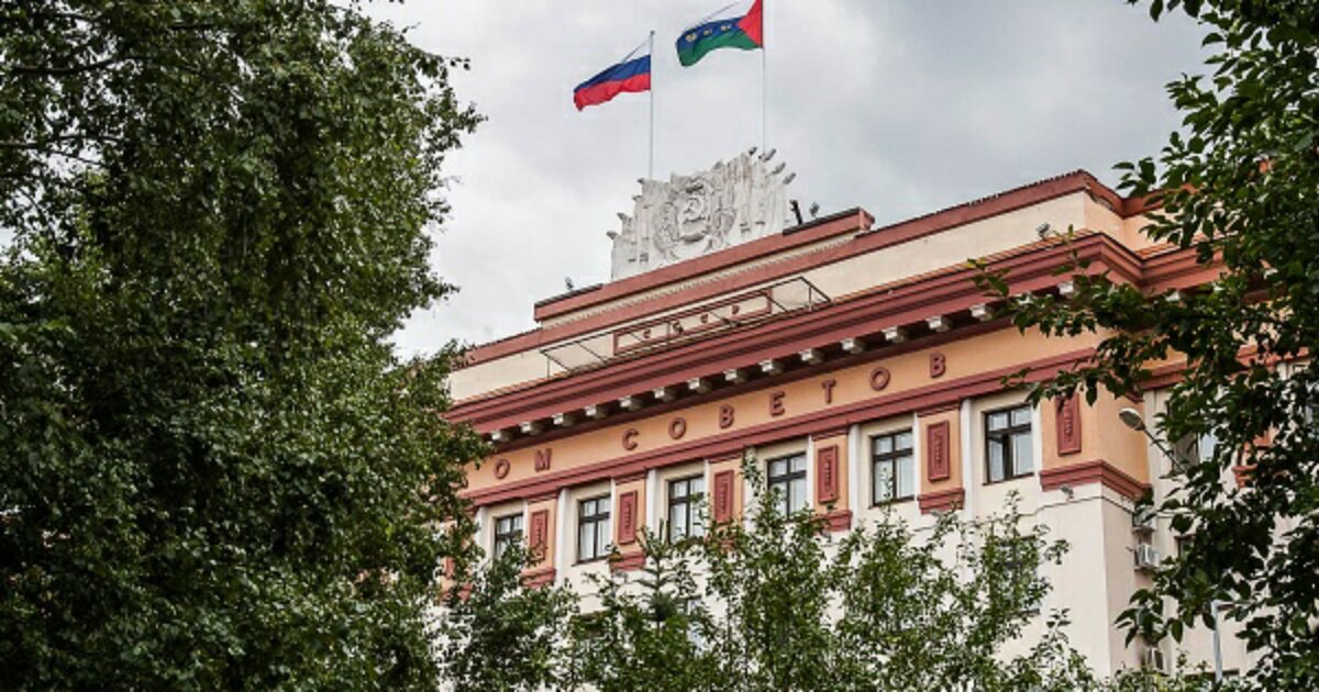 Нет декоммунизации по-тюменски! Со здания Облдумы демонтируют герб РСФСР.