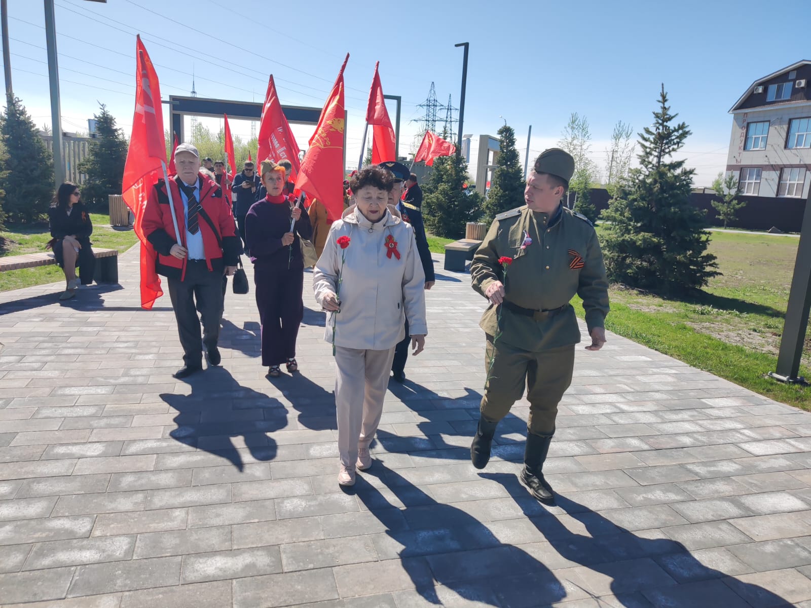 
                        Серия возложений цветов, посвященная Дню Победы, прошла в Тюмени                    