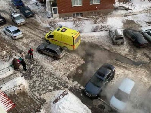 
                        
                        В центре Тюмени девушка провалилась в яму с кипятком из-за череды коммунальных аварий                                        